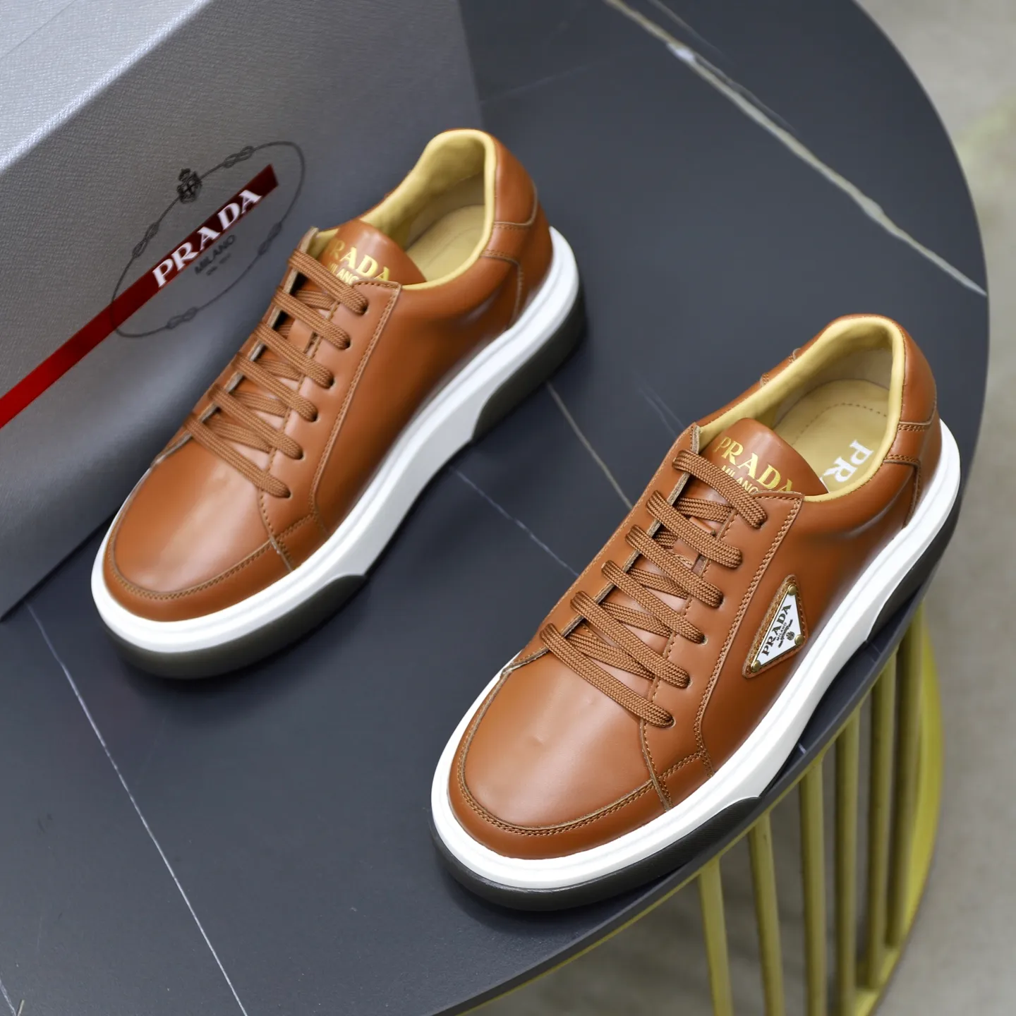 Factory price: 700💰Top original order Brand: PRADA (Prada) Standard code: Men's size 38/44 (45 can be customized) Grade: Same as the official website Material: Original cowhide stitching imported cowhide lining Original combination two-color wear-resistant soft outsole Style category: Leisure and sports version Young fashion European and American trend British style Color: Actual picture color